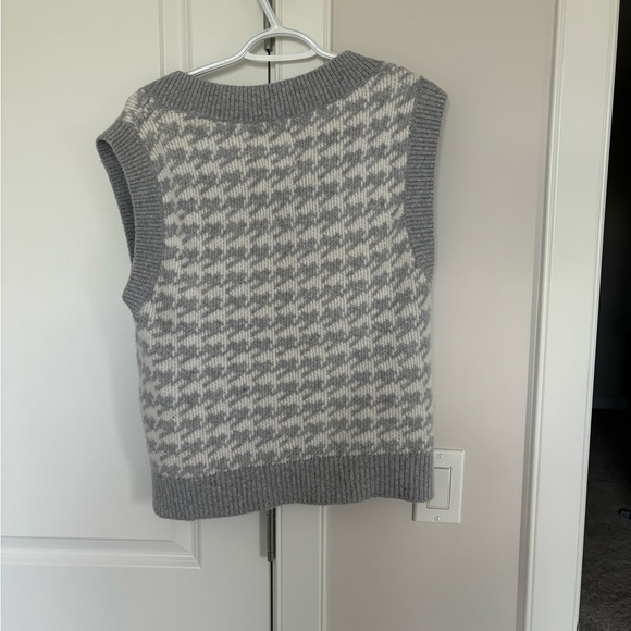 Abercrombie Cropped Pattern V-Neck Sweater - Picture 4 of 5